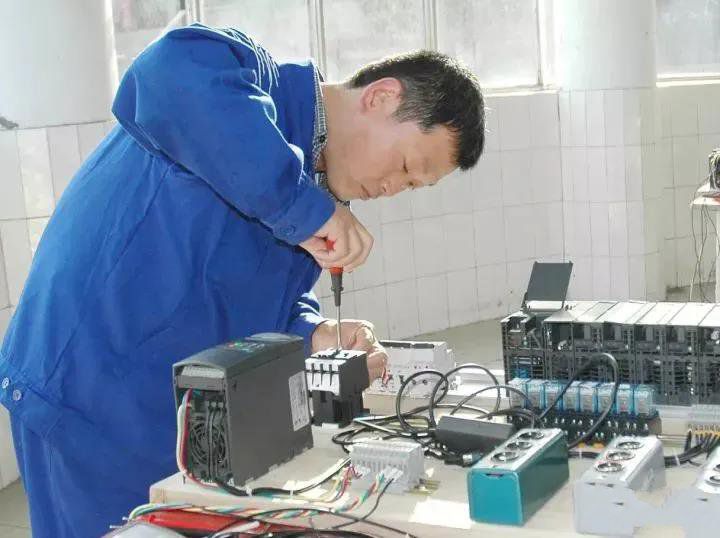 老電工也會疏忽大意，那么這個必須讀懂《電工安全操作規程》